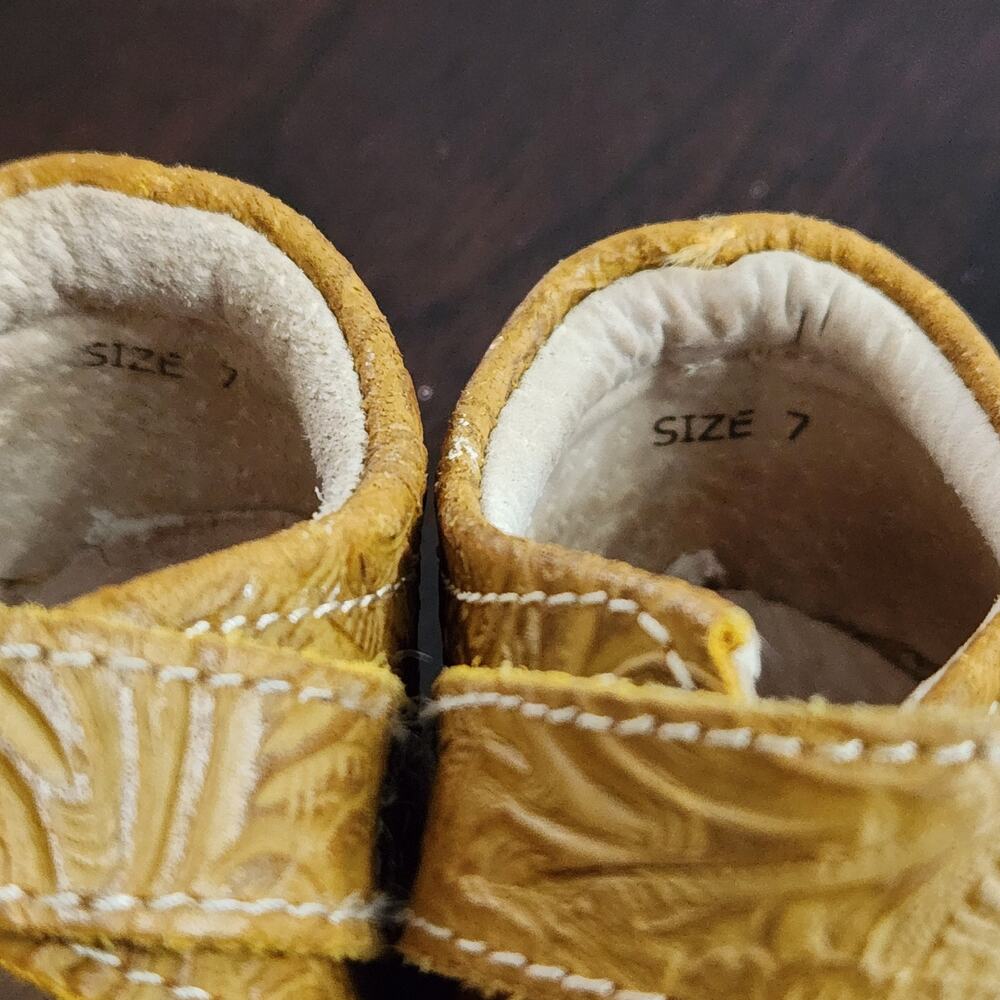 Livie & Luca Embossed Leather Mary Janes Size 7 - Picture 4 of 5